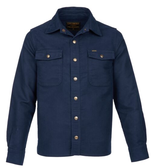 La camiseta USN CPO es una de esas piezas icónicas. Históricamente, las camisas CPO se fabricaban con tejidos de lana o poliéster/lana. Para nuestra versión en negro azufre hemos utilizado un tejido pesado de piel de topo. El moleskin se fabrica en Alemania según especificaciones antiguas.