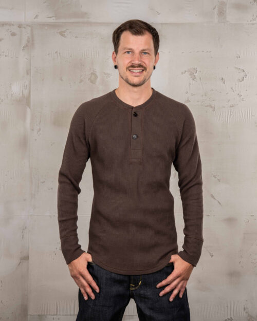 Nuestras camisas 1936 Waffle son perfectas para las estaciones más frías. Su tejido grueso y su superficie suave te mantienen abrigado.
